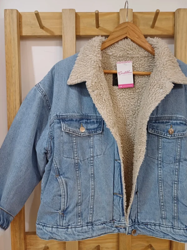 Campera de jeans con corderito